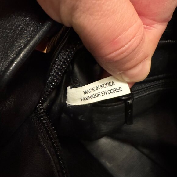 Danier Genuine Leather Shoulder Bag – VGUC – Practical & Stylish - Picture 5 of 8